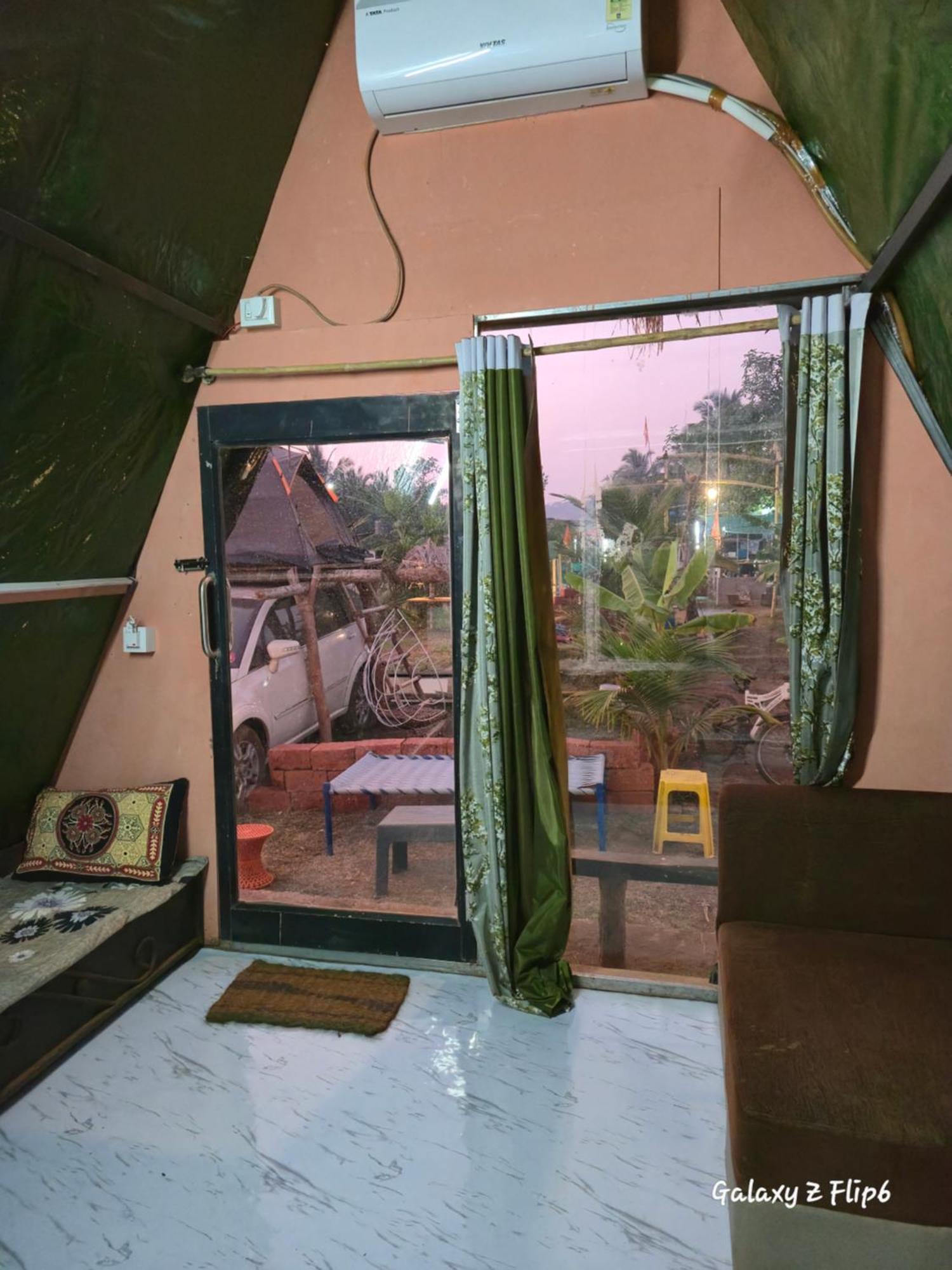 Sea Touch Beach Resort Harihareshwar Rom bilde